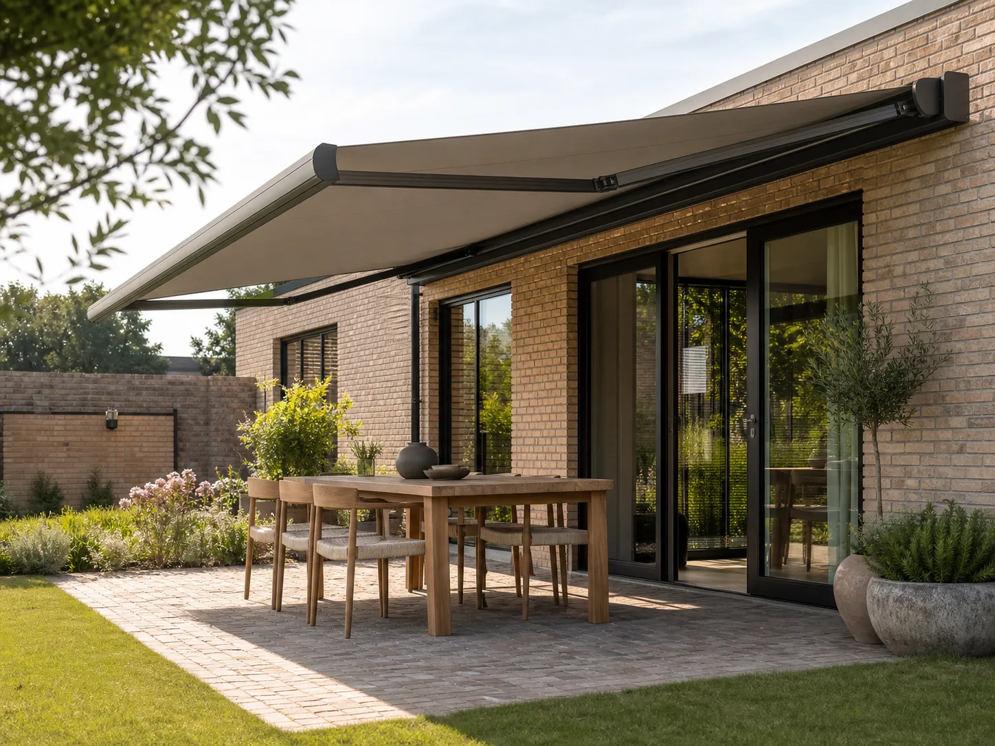 Terrasse med en stor udslået markise