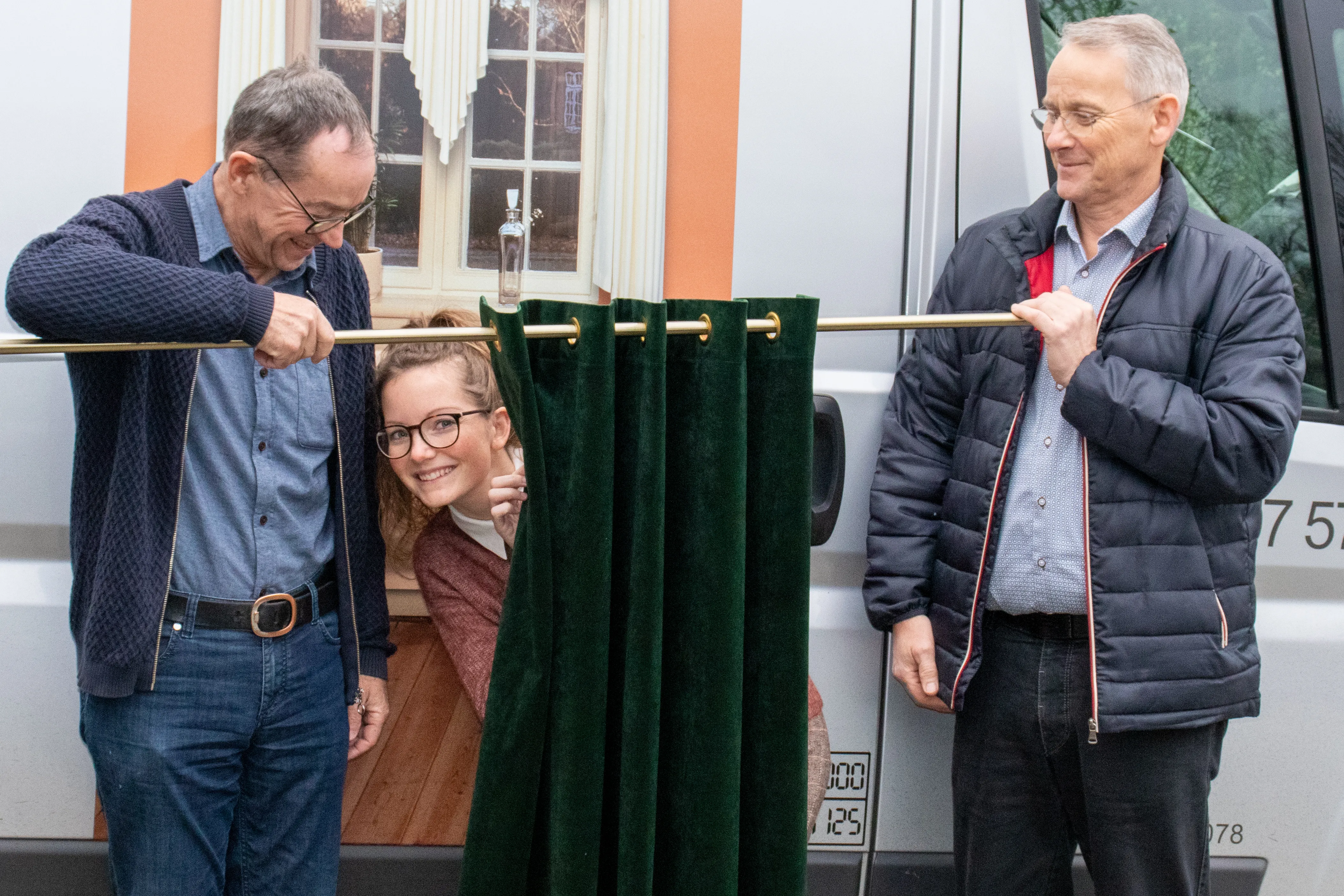 Maja, Bent og Svend Erik med gardinprøver